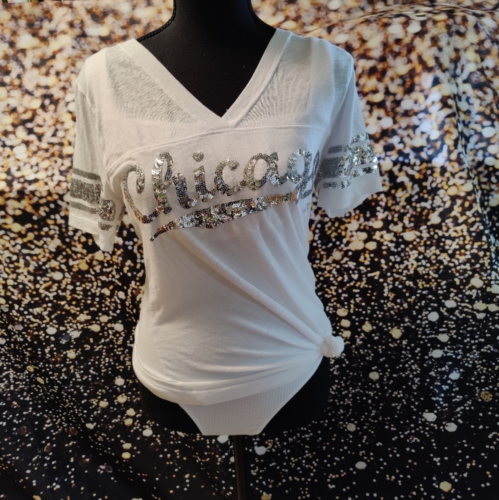 Junior's(MEDIUM)White V-Neck PINK Graphic T-Shirt w/silver Sequins "CHICAGO"